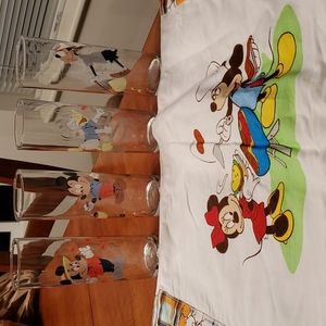 Disney set of 4 placemats and 4 glasses
